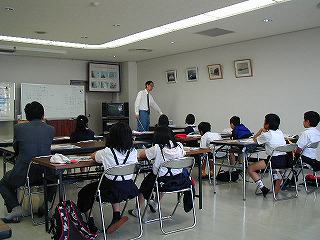 写真:熱海市立桃山小学校4年生の皆さんの見学風景1