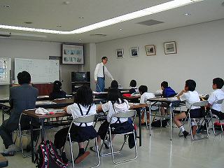 写真：熱海市立桃山小学校4年生の皆さんの見学風景1