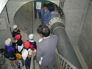 写真:熱海市立桃山小学校4年生の皆さんの見学風景2