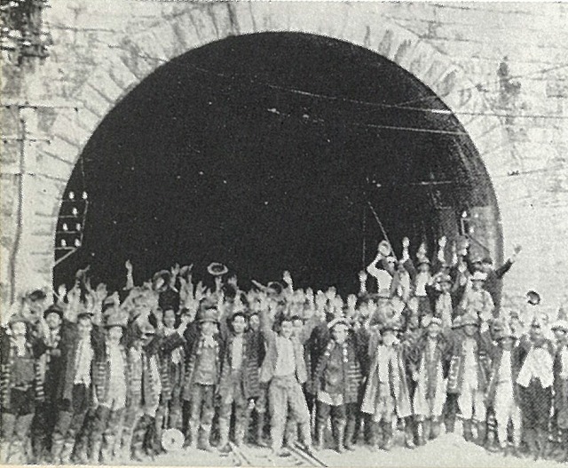 写真：丹那トンネル貫通を喜ぶ人々