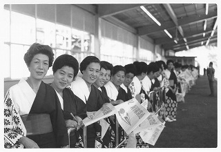 写真：新幹線開通熱海駅お出迎え