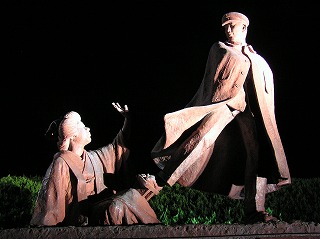 写真:貫一お宮の像ライトアップ