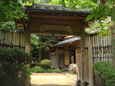 写真:中山晋平記念館 門