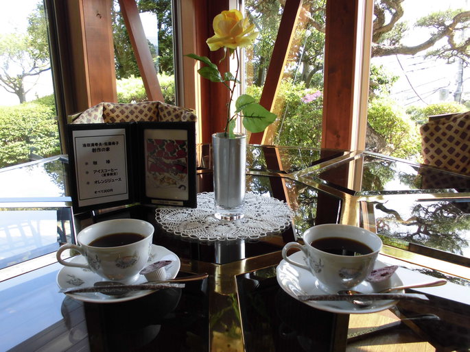 写真：喫茶店のガラスの机の上に紅茶が二人分置かれている