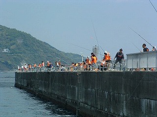 写真：利用者が海に釣り糸を垂らしている様子