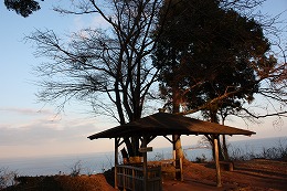 写真：夕焼けの海と公園