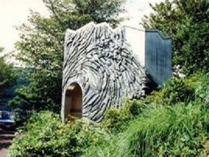 写真：公園の中にある、レリーフが施された四角い建物