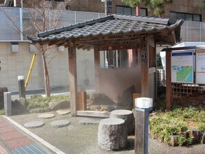 写真：河原湯には小さな小屋が設置されている