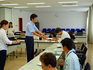 写真：平成28年食育推進会議第1回会議に参加する市長の様子