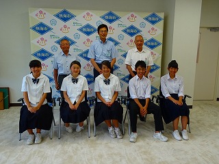 写真：中学生海外研修帰国報告の様子