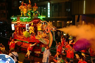 写真：木彫の部・優勝、総合優勝の和田浜南町の山車