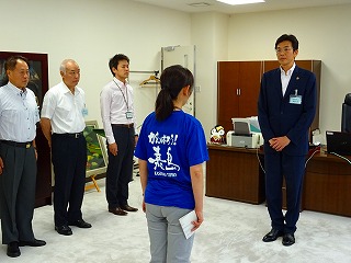 写真：熊本県派遣職員帰庁式を行う市長の様子