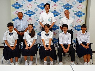 写真：中学生海外派遣研修参加者出発挨拶の様子