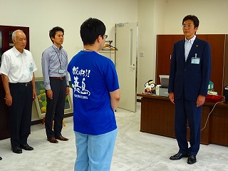 写真：熊本地震派遣職員帰庁式を行う市長の様子