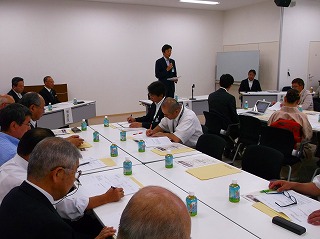 写真：熱海駅観光案内協議会総会に参加する市長の様子