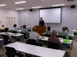 写真：まち歩きガイド養成講座開講式に参加する市長の様子