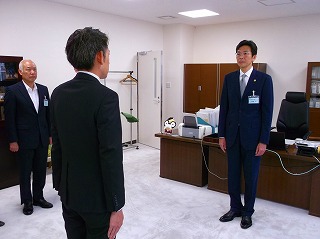 写真：熊本地震職員派遣帰庁式を行う市長の様子