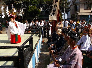 写真：伊豆山神社例大祭に参加する市長の様子