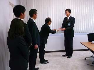 写真：中銀インテグレーション様からの寄付を受け取る市長の様子