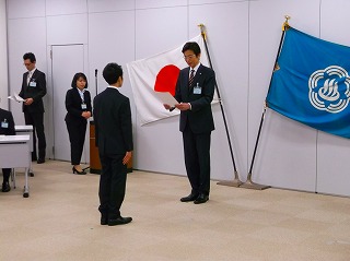 写真：新規採用職員辞令交付式を行う市長の様子