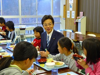 写真：インリーダー研修会で参加した子どもたちと夕食をともにする市長の様子