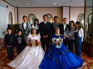 写真：浜松市服部ご夫妻金婚式のお祝いに駆けつけた市長の様子