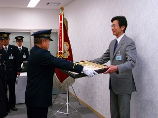 写真：消防庁長官表彰及び日本消防協会表彰伝達に参加する市長の様子