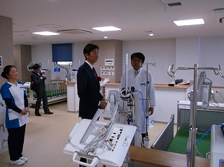 写真：熱海海の見える病院竣工式に参加する市長の様子2