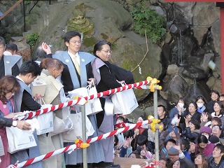 写真：今宮神社節分祭に参加する市長の様子