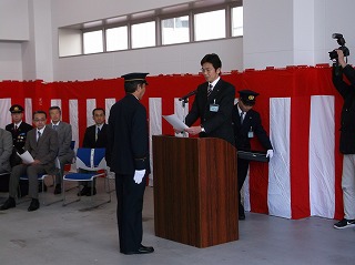 写真：新消防ポンプ車配備式に出席する市長の様子