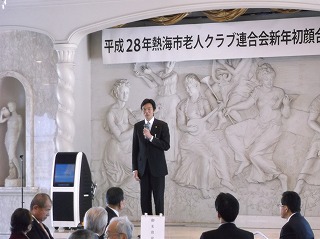 写真：老人クラブ連合会初顔合わせ会に参加する市長の様子