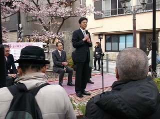 写真：あたみ桜糸川桜まつりオープニング式典に参加する市長の様子