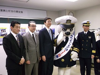 写真：海上保安業務と灯台の歴史展に参加する市長の様子