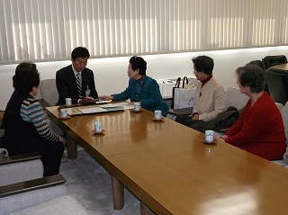 写真：熱海女性連絡会受章報告の様子