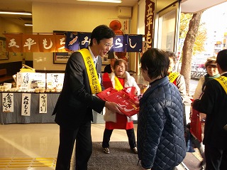 写真：消費者被害防止・人権週間街頭キャンペーンに参加する市長の様子