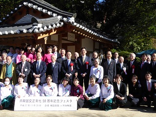 写真：日韓国交正常化記念フェスタに参加する市長の様子