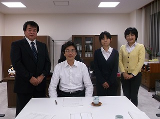 写真：FM熱海湯河原　市長本音トーク収録に参加する市長の様子（10月30日）