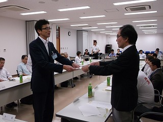 写真：地域包括支援センター及び地域密着型サービス運営協議会委嘱状交付の様子