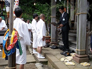 写真：初木神社例大祭に参列する市長の様子
