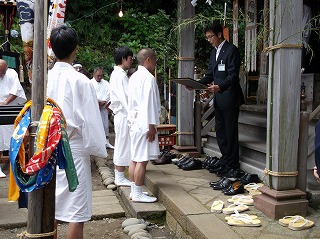 写真：初木神社例大祭に参列する市長の様子