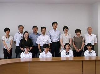 写真：中学生海外派遣研修参加者出発挨拶の様子