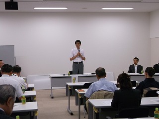 写真：熱海駅観光案内協議会総会に出席する市長の様子