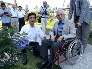 写真：大塚名誉会長ジャカランダ遊歩道訪問の様子