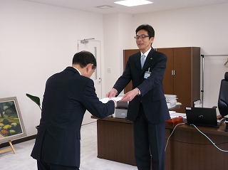 写真：監査委員辞令交付式の様子