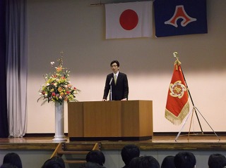 写真：熱海高校入学式に出席する市長の様子