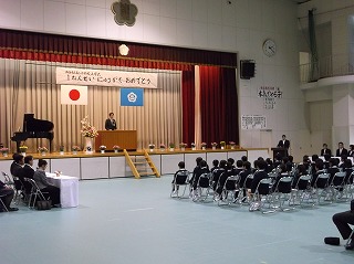 写真：第二小学校入学式に出席する市長の様子
