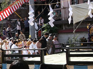写真：伊豆山神社例大祭に参加する市長の様子