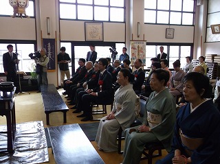 写真：撥扇塚供養祭の様子