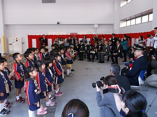 写真：熱海市防火協会幼年消防クラブ任命式の様子