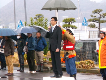 写真：平成27年消防春季合同演習に参加する市長の様子